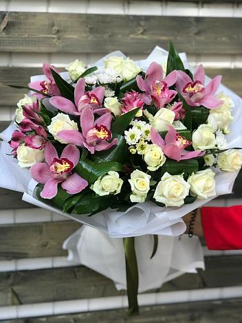 Букет цветов из: Розы и Хризантемы в Беседы