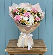 Букет цветов из:  Гвоздики, Орхидеи и Розы в Беседы