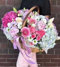 Композиция солнечный день в Беседы Цветочная композиция из Розы, Хризантемы, Пионы и Лизиантусы в корзине в Беседы
