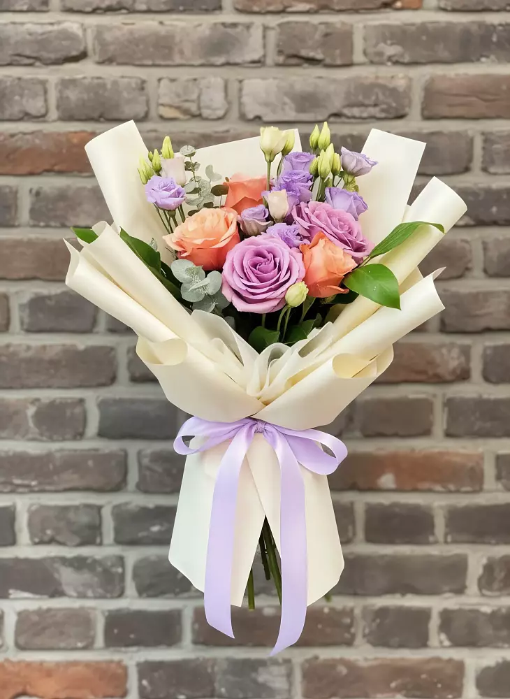 Букет цветов из: Лизиантусы и Розы в Беседы