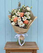 Букет цветов из:  Альстромерии, Лизиантусы, Розы и Хризантемы в Беседы