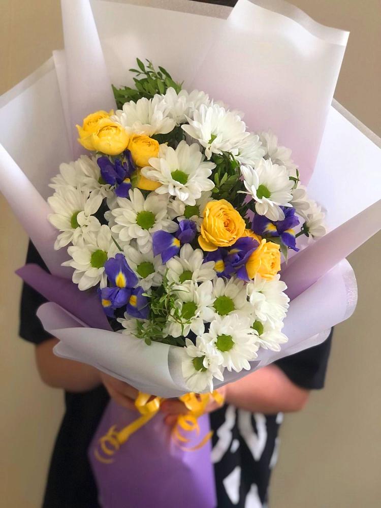 Букет цветов из: Ирисы, Хризантемы и Розы в Беседы