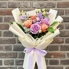 Букет цветов из:  Лизиантусы и Розы в Беседы