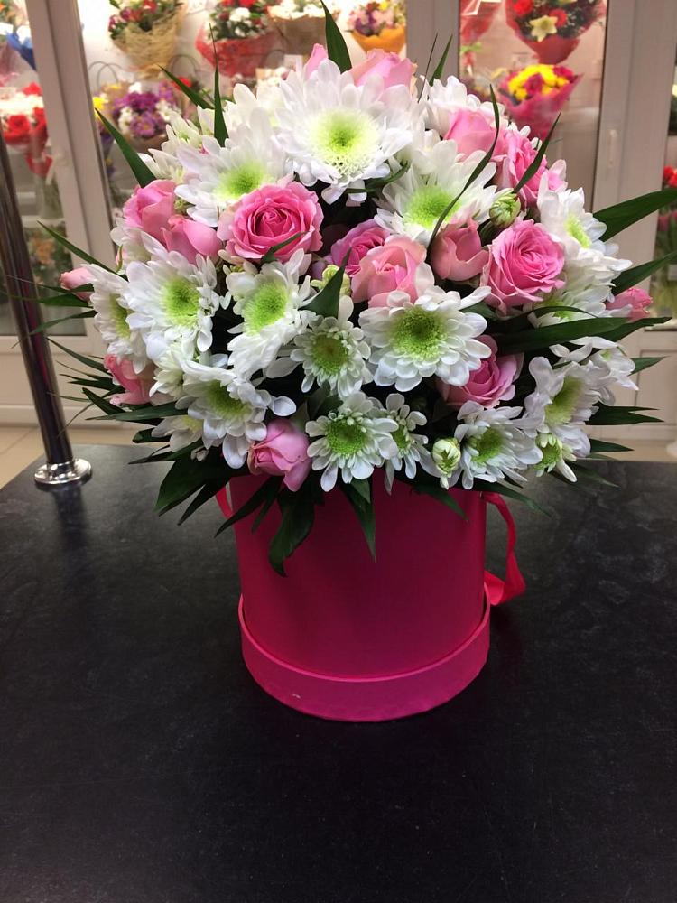 Цветочная композиция из Розы и Хризантемы в шляпной коробке в Беседы