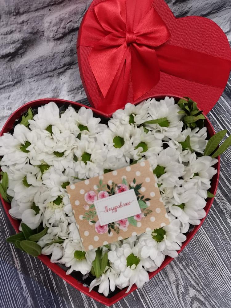 Цветочная композиция из Хризантемы в виде сердца в Беседы