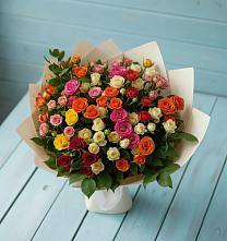 Букет Микс из разноцветных кустовых роз в Беседы