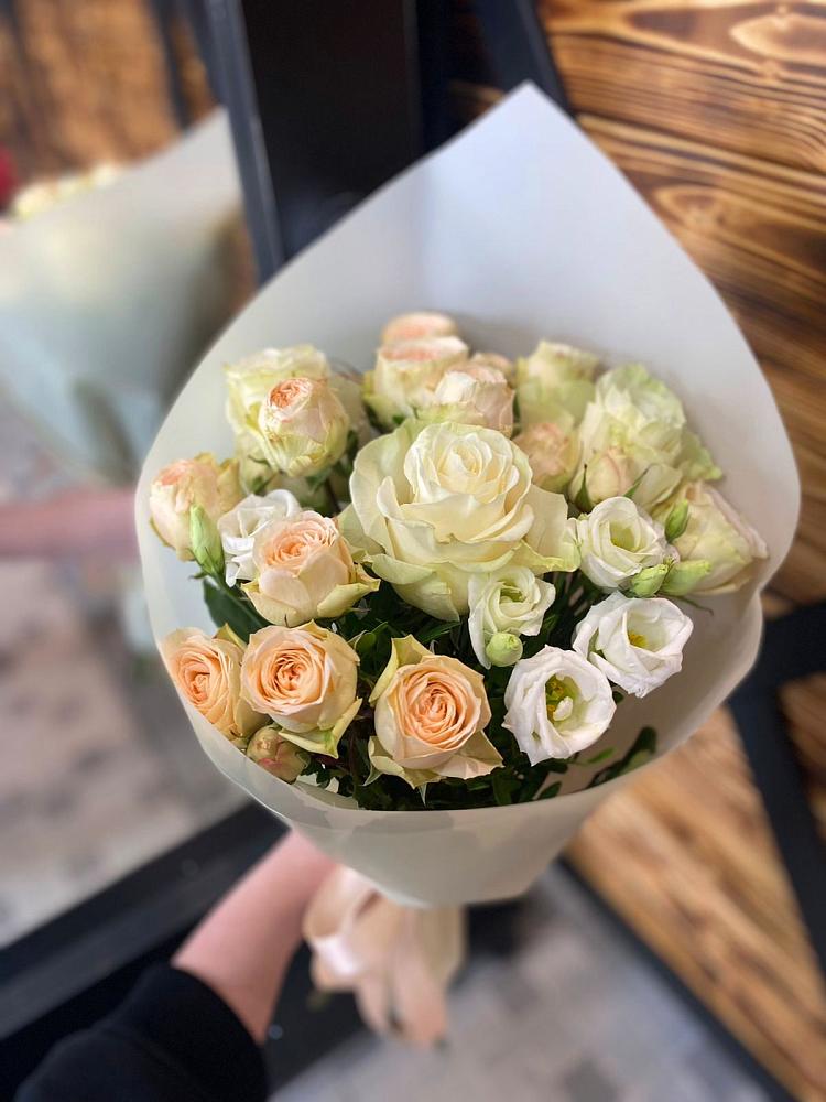 Букет цветов из: Розы и Лизиантусы в Беседы