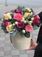 Цветочная композиция из Розы в шляпной коробке в Беседы